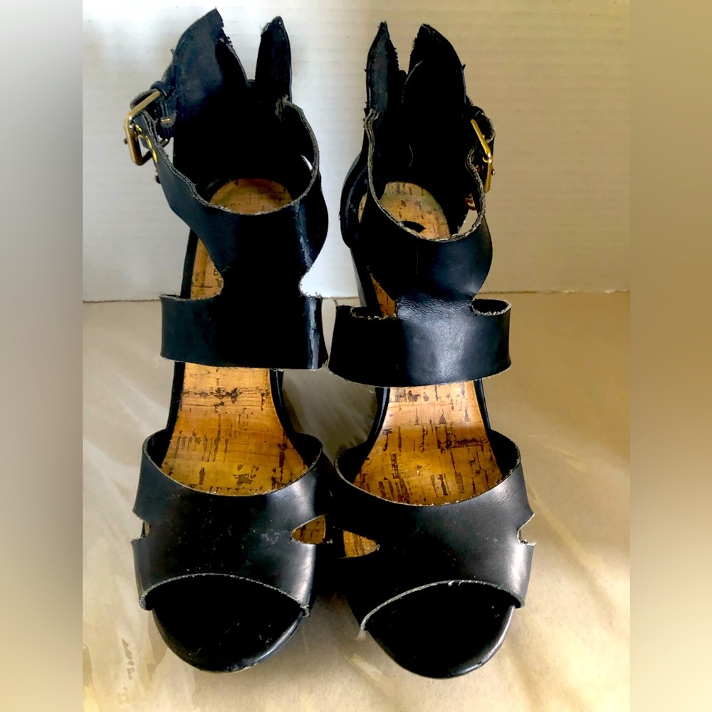 G by Guess women platform sandals. In good condition fits true to size